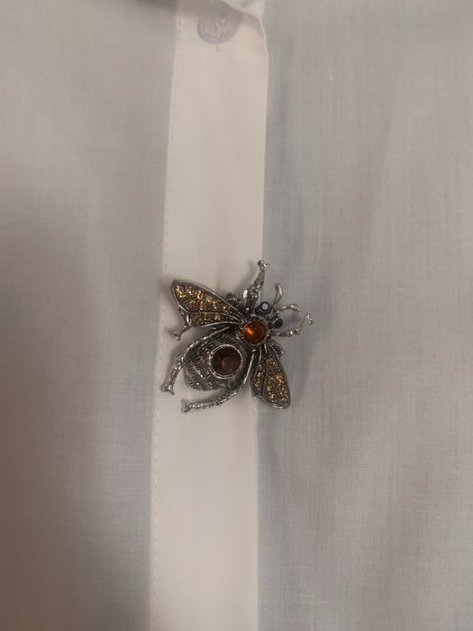 Нова бяла риза с брошка и камъни