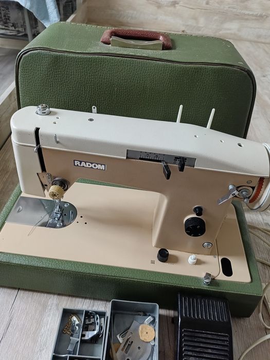 Бытовая швейная машинка