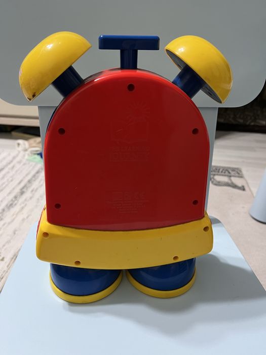 Часы учат ребенка времени на русском и испанском языке