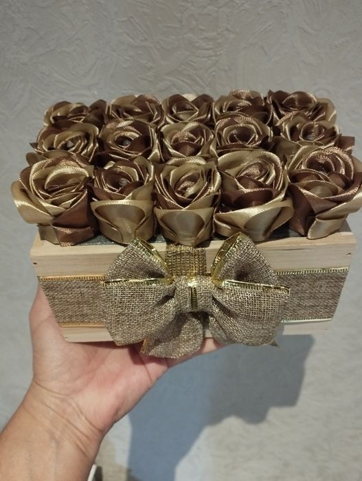 Уникален букет с бейби рози от сатенена панделка