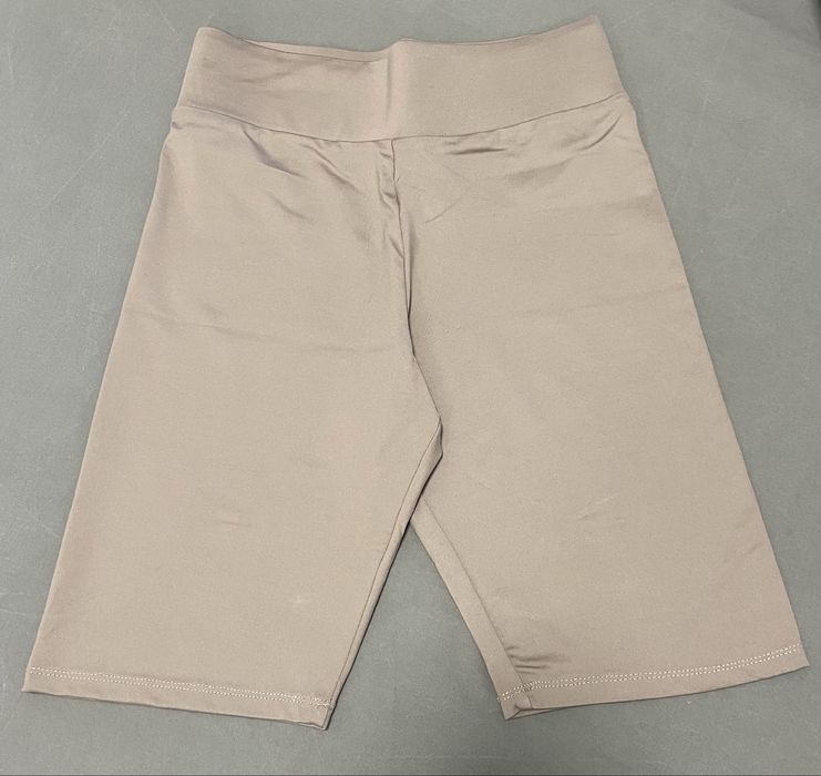 Pantaloni scurti Amisu