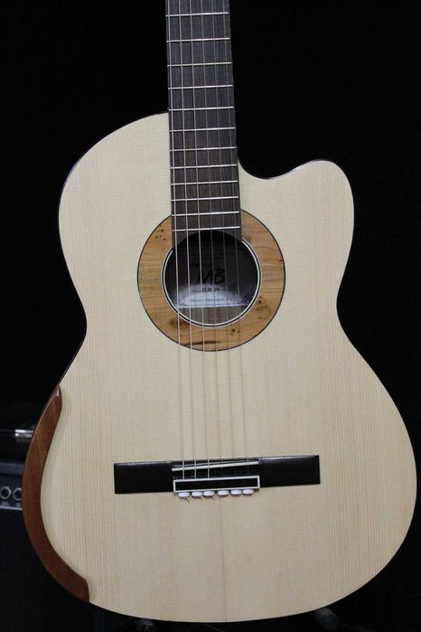 Классическая мастеровая гитара