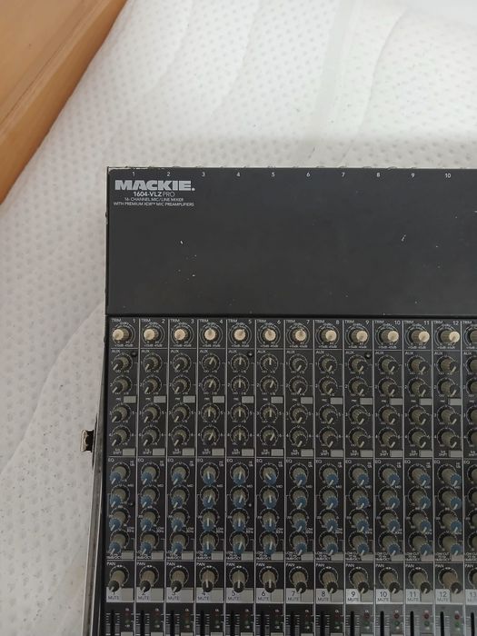 Vând mixer mackie
