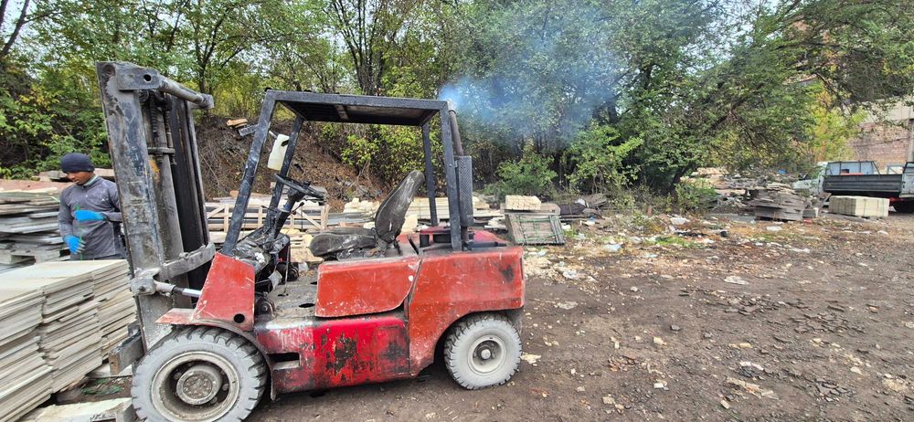 Вилочный погрузчик.