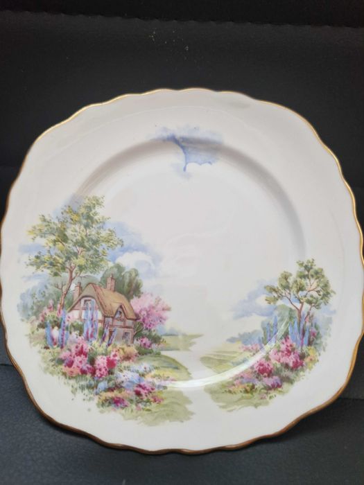 Продавам порцеланови чинийки