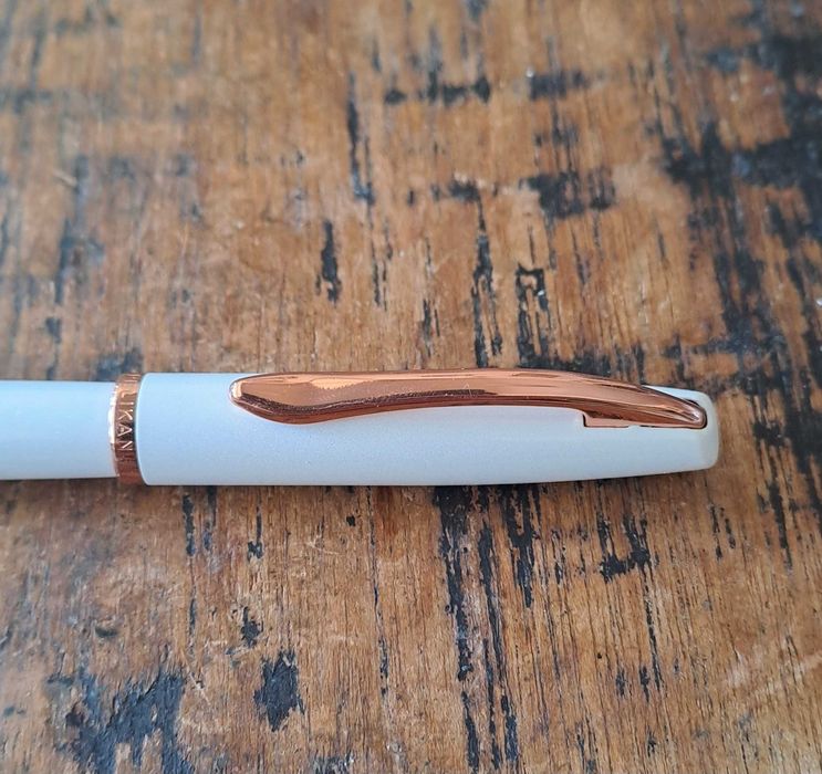 писалка Пеликан Peliкan перлено бяло и розов злато метал Peliкan Perl