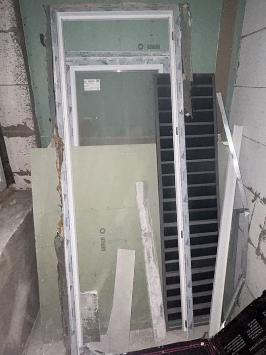 Стеклянная дверь на балкон