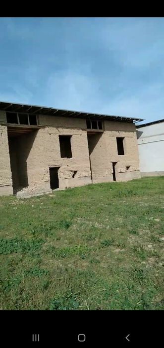 Yangiyolda 14 sòtx 2 etajli 8ta xonali uy sotiladi