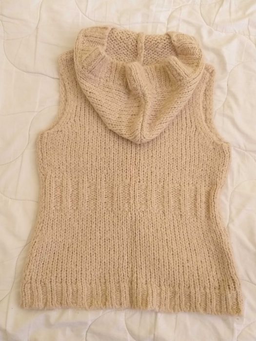 Плетено елече с качулка