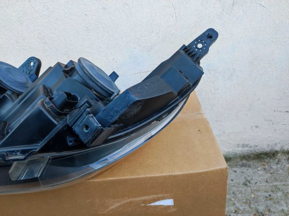 Far stanga dreapta Renault Express