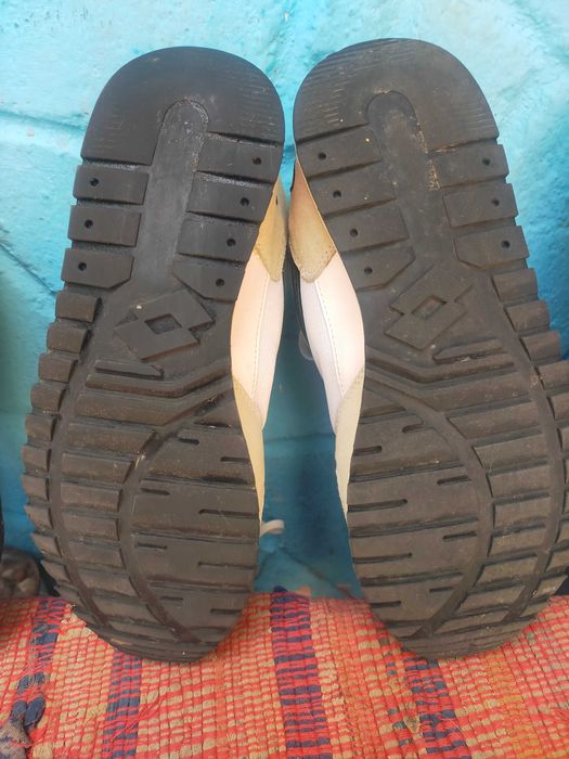 Adidasi noi si sh stare f. buna nr. 42.
