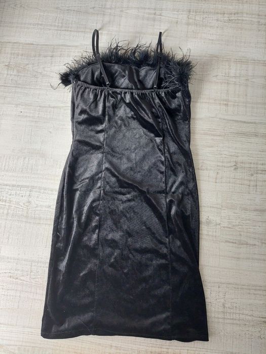 Черна рокля с пера