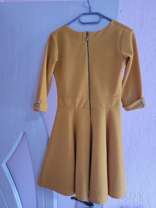 Рокля в цвят горчица.