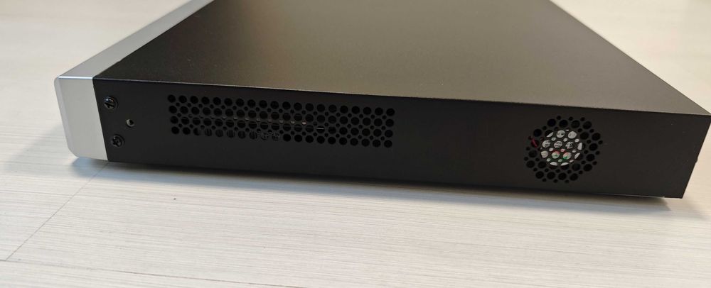 Неупотребяван 8 портов PoE 4K NVR Hikvision DS-7608NI-K2/8P с 2TB HDD