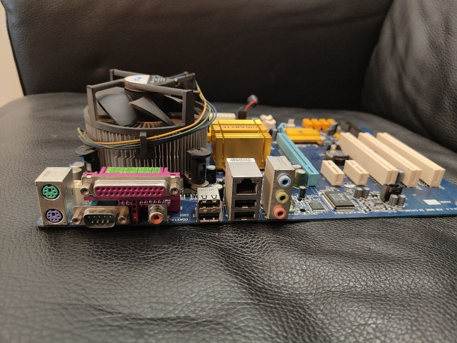 Vând 2 bucăți surse server ETASIS și 2 plăci de bază