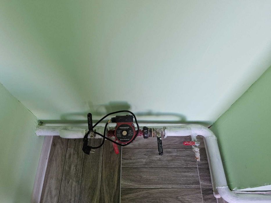 Дача у ручья с новым домом и хозпостройками.