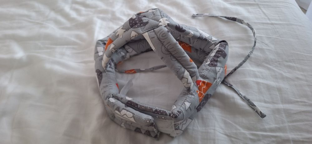 Каска и наколенки за защита на бебе