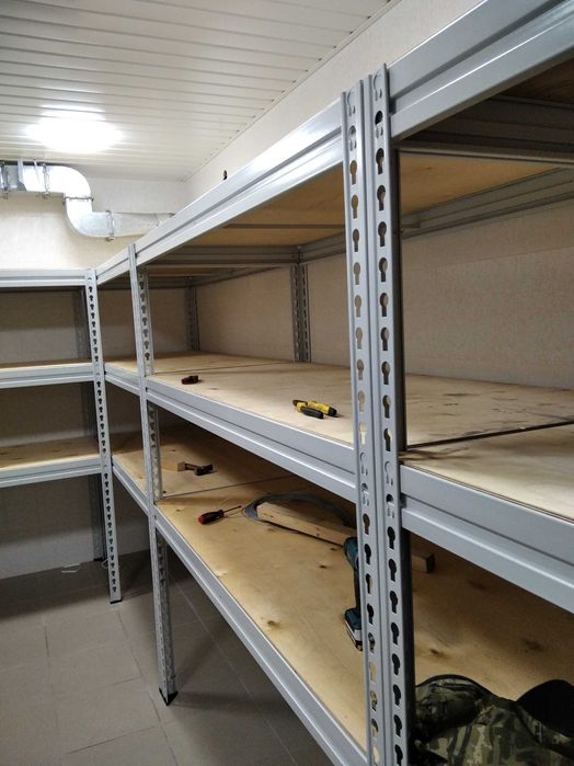 Металлический стеллаж, полки