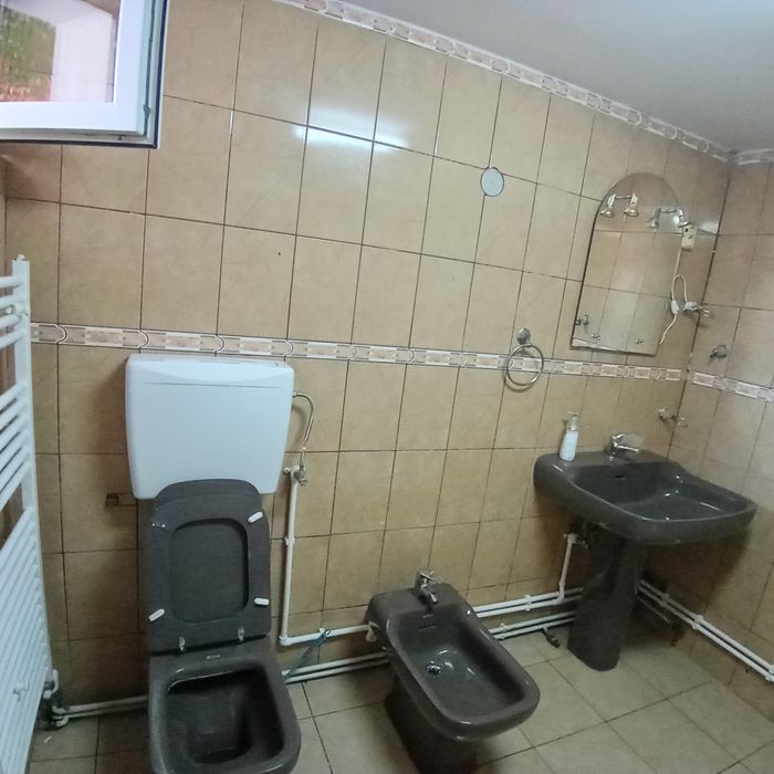 Inchriez apartament la curte