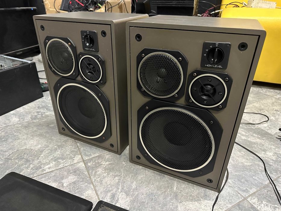 Немски трилентови тонколони Universum