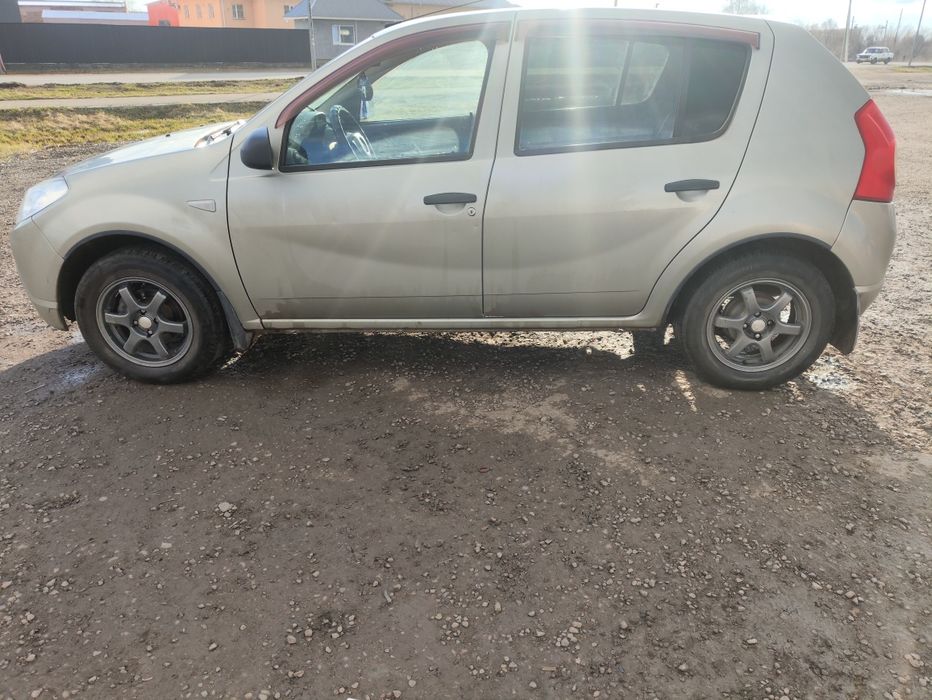 Продаю Рено Сандеро