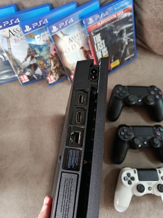 Consola PlayStation 4 (PS4) Slim 1TB - 3 Manete originale - 7 Jocuri (TLOU, AC Odyssey)