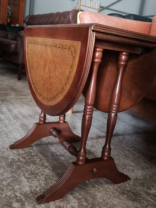 Помощна разтегателна маса с кожен плот с интарзия