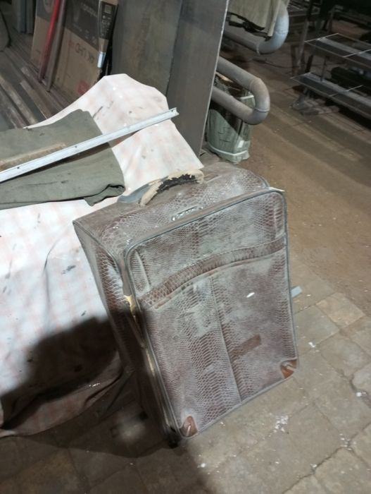 Продам чемодан состояние среднее