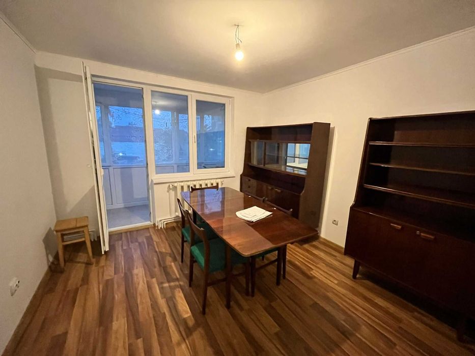 Inchiriez apartament 3 camere decomandate, central, BCR, Targu Neamt