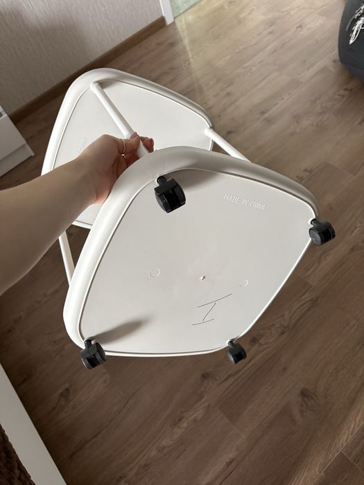 Прикроватный стол на колесиках