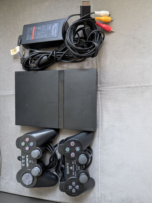 PlayStation 2 model SCPH-7003 aproape impecabil