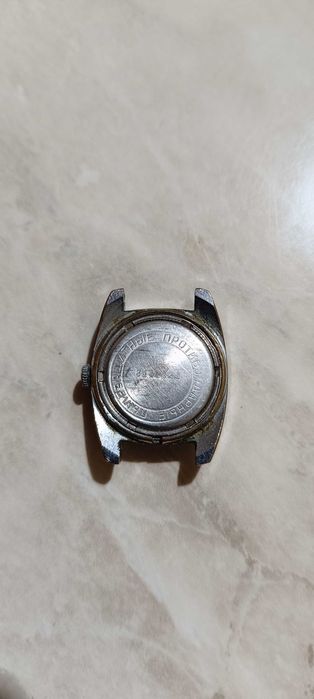 Продавам три часовника