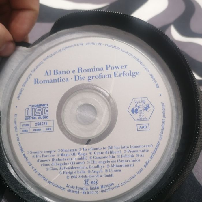 Colecție de cd-uri cu muzică veche