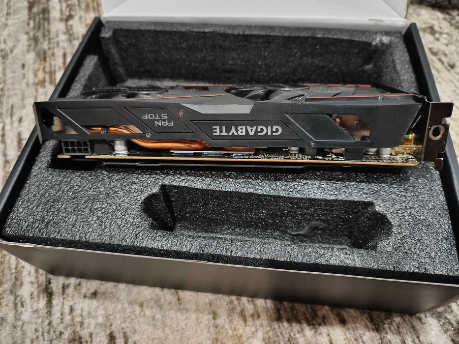 Видеокарта Графический чип: AMD Radeon RX 570