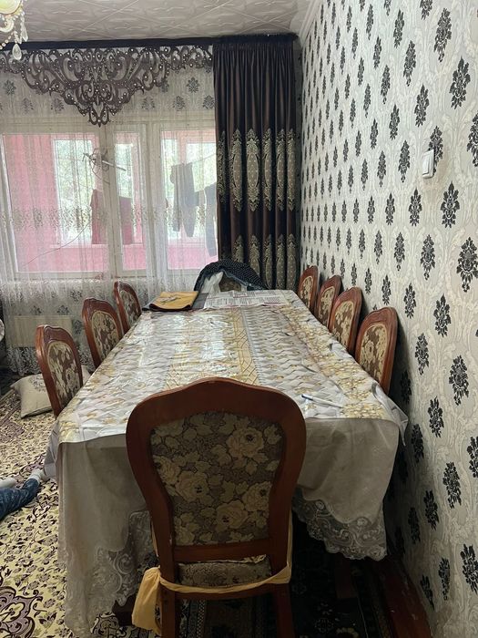 Стол со стульями