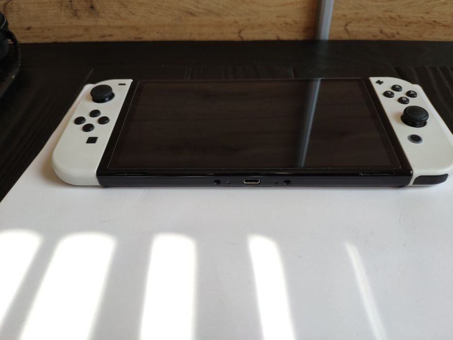 Конзола Nintendo Switch OLED
Цени :
Rabidds - 40 лв.
Spyro - 50 лв. 
T