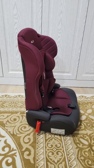 Детское кресло красного цвета