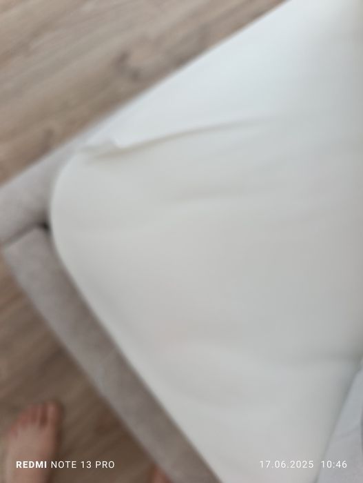 Срочно кровать на деревянных ножках