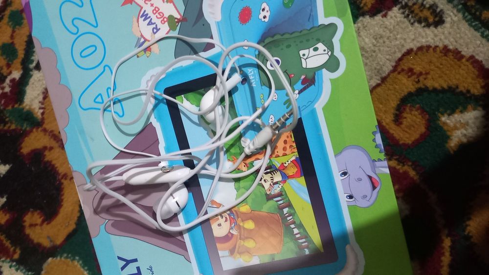 Planshet A02 zaryatnik va naushnik ham qushib beriladi