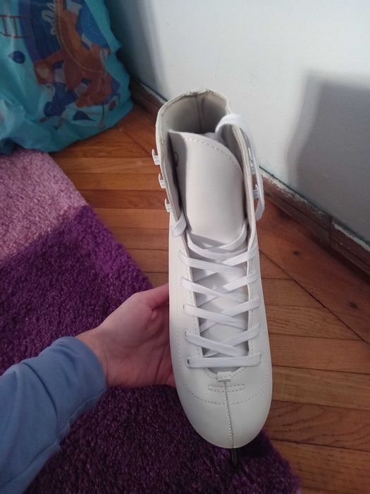 Patine albe elegante de fete marimea 40