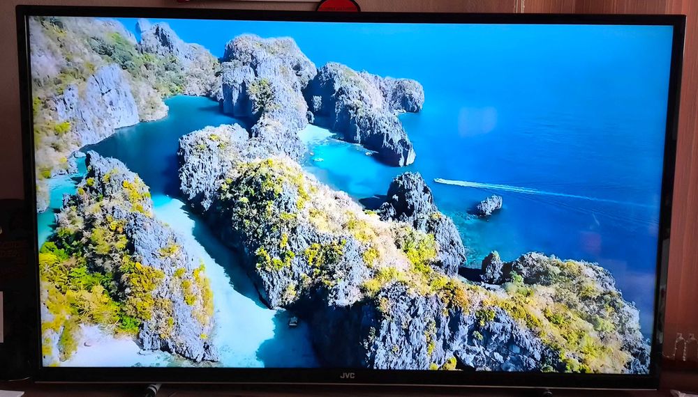 JVC LT-43C775 43" Smart LED телевизор с вграден DVD плейър