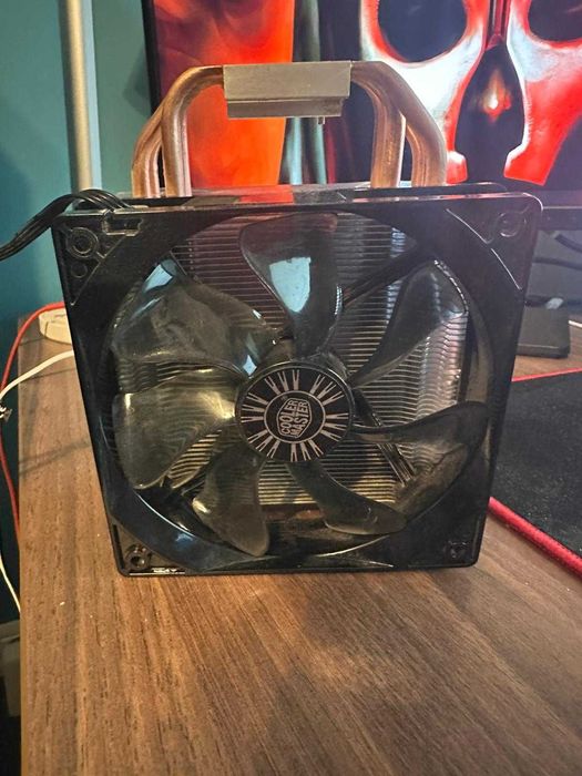Cooler de la Cooler Master (vine si cu suportul pe care sta)