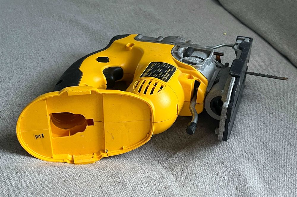 Fierastrau pendular DeWalt DC330 18V fara accesorii stare buna