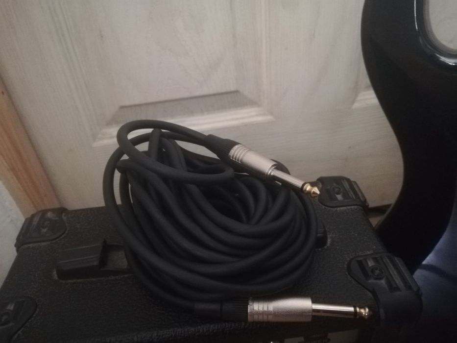 Vând chitară electrică