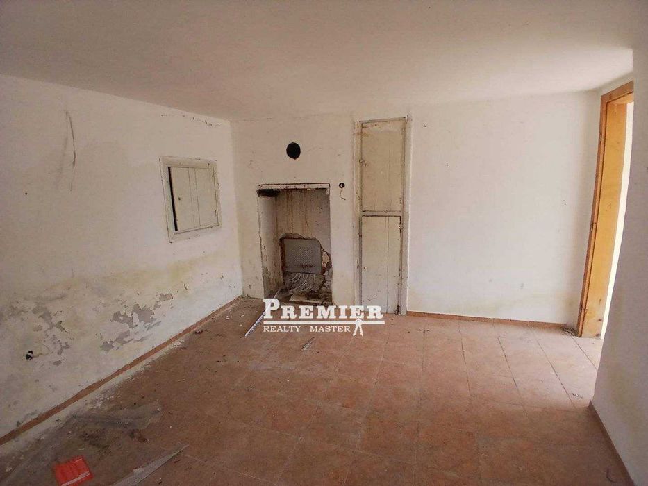 Къща с голям потенциал в село Загорци,