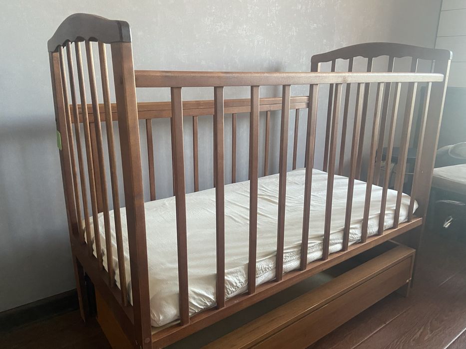 Детская деревянная кроватка