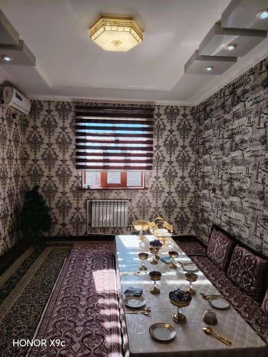 Qurilishi tugallanmagan lekin barcha sharoitlari ichida bo'lgan hovli.