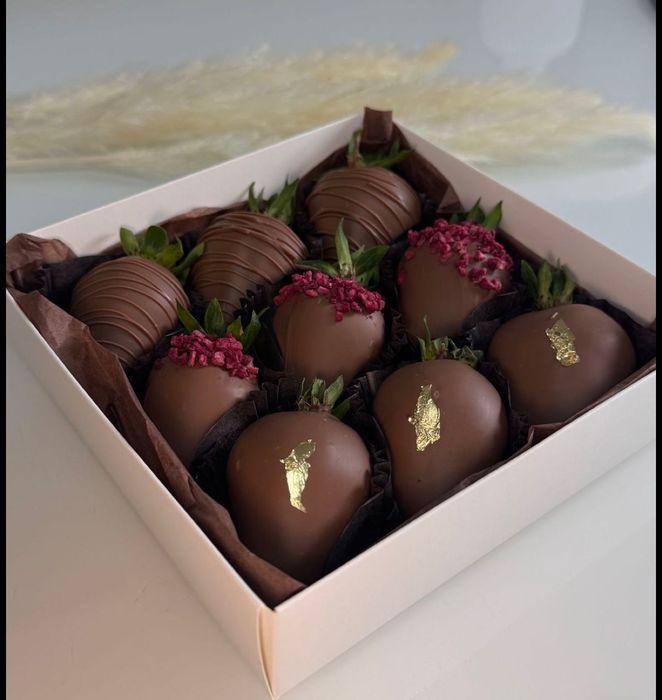 Клубника и финики в шоколаде