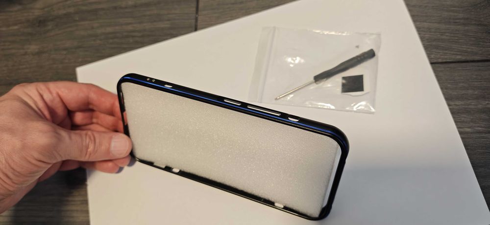 Husa tip bumber POCO F8 Ultra din aluminiu, negru cu accent pe margini de albastru la reflexia luminii
