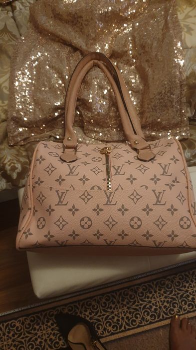 Уригинален клъч GUESS от Милано. Луи Вютон нова.